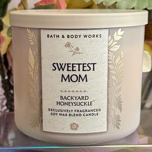 🆕🌾 BATH & BODY WORKS “SWEETEST MOM” BACKYARD HONEYSUCKLE 3-WICK CANDLE. NEW!